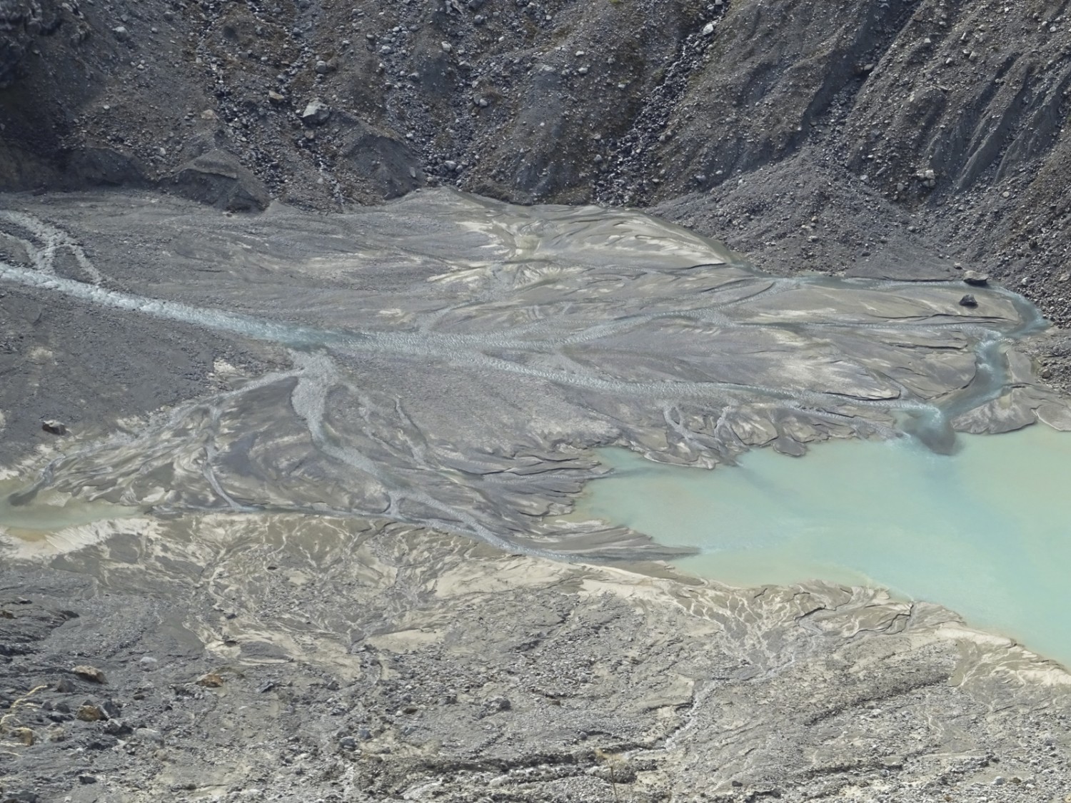 Wo bis vor ein paar Jahren noch Gletscher war, ist heute ein See. Bild: Sabine Joss