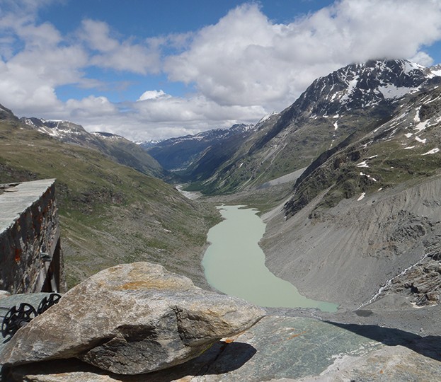 Blick von der Coazhütte auf den Gletschersee und das Val Roseg.