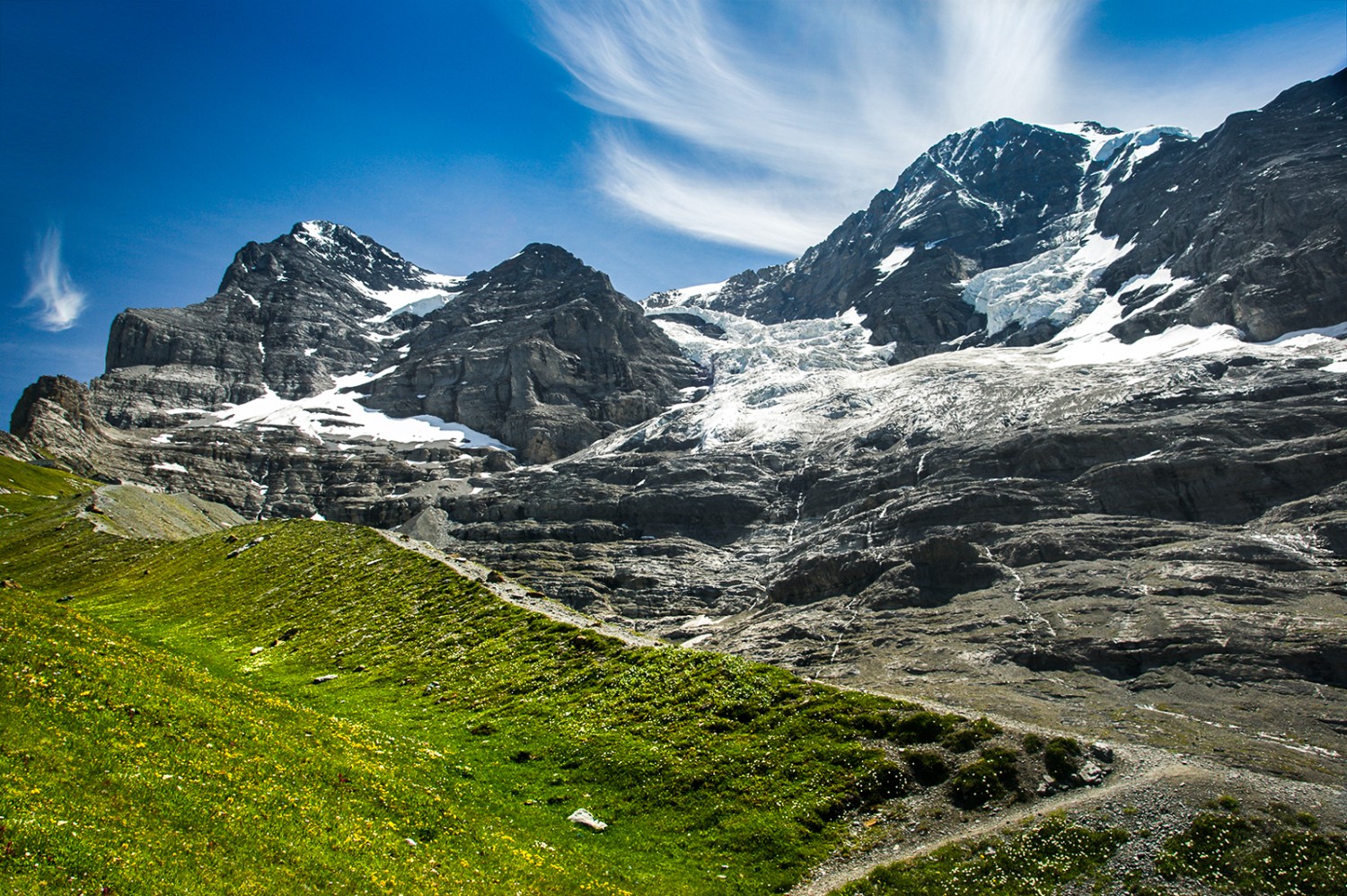 Il sentiero da Haaregg al ghiacciaio dell’Eiger si inerpica lungo la vistosa morena. Sullo sfondo la spettacolare cornice con l’Eiger e il Mönch. Foto: Evelyne Zaugg