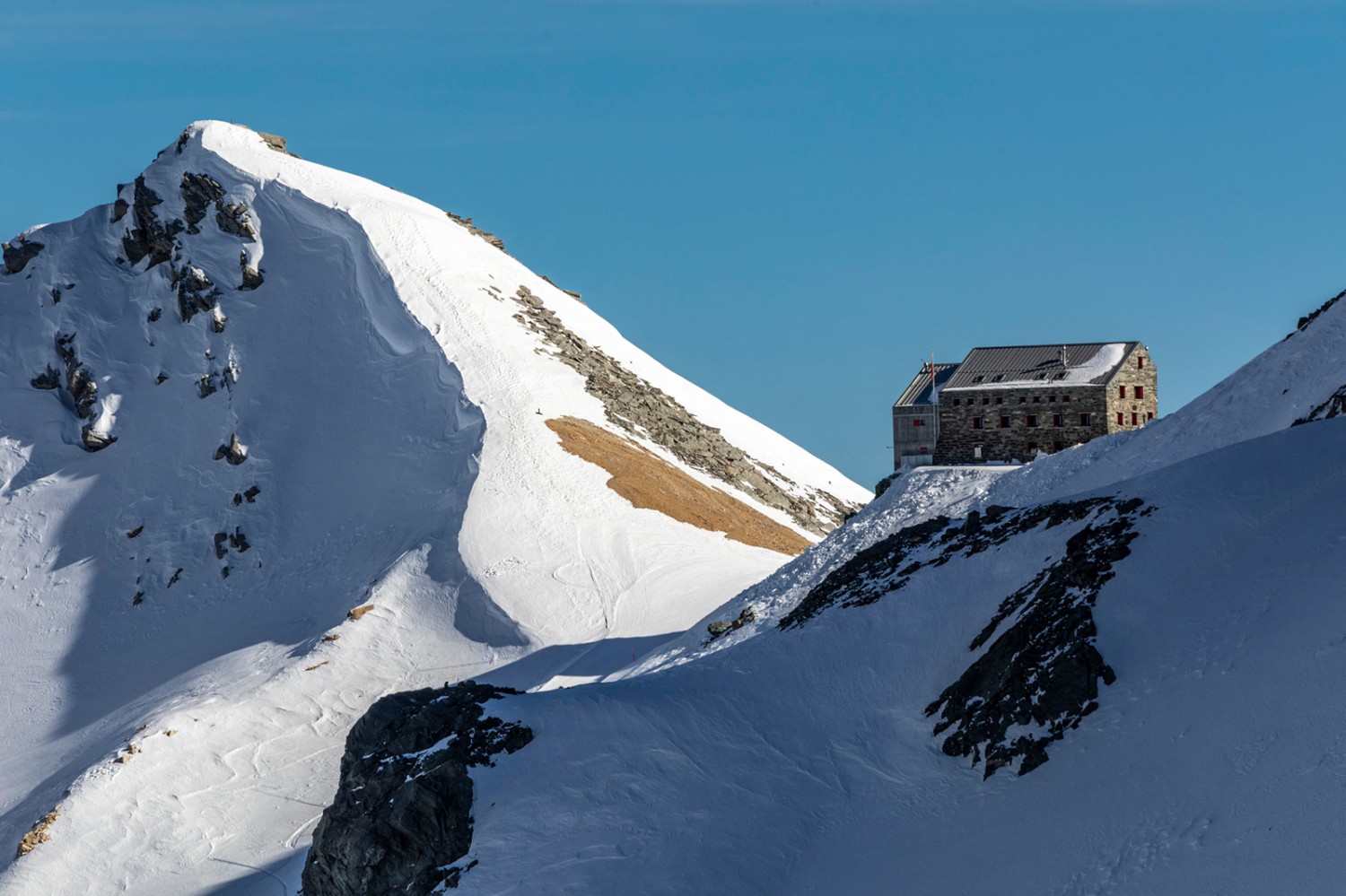 Der Gipfel des Klein Allalin liegt links von der Britanniahütte. Bilder: Severin Nowacki