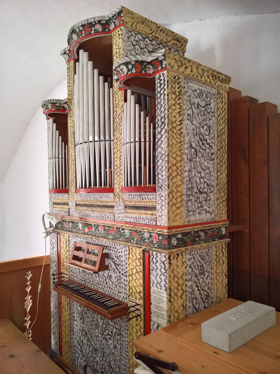 Die mit Bauernmalerei verzierte Orgel in der Mathoner Kirche.