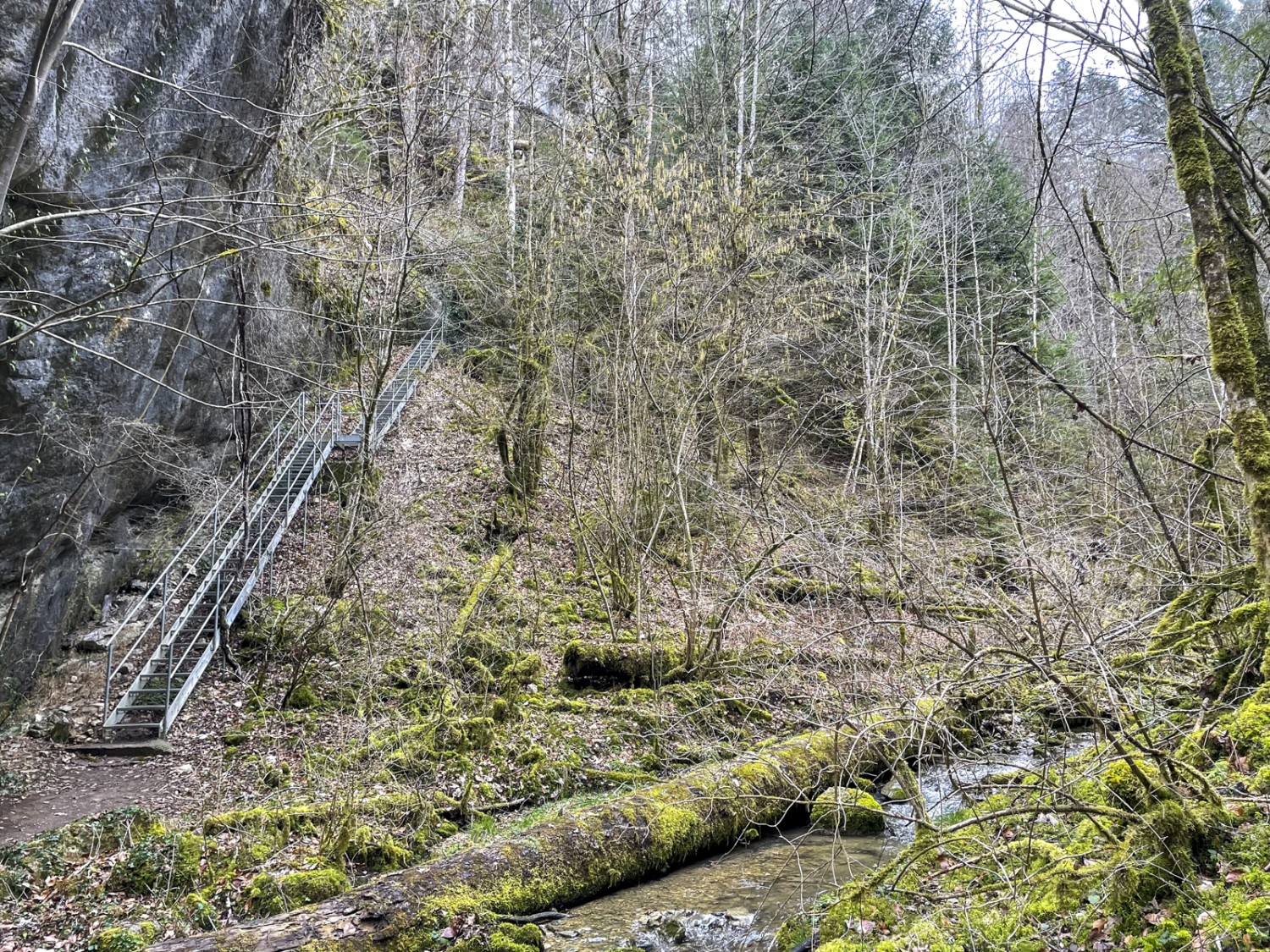 Des escaliers et passerelles permettent d’accéder à la cascade.