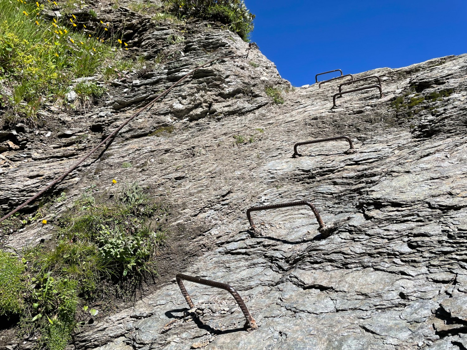 Einige Leitertritte beim Aufstieg neben dem Wasserfall. Bild: Rémy Kappeler