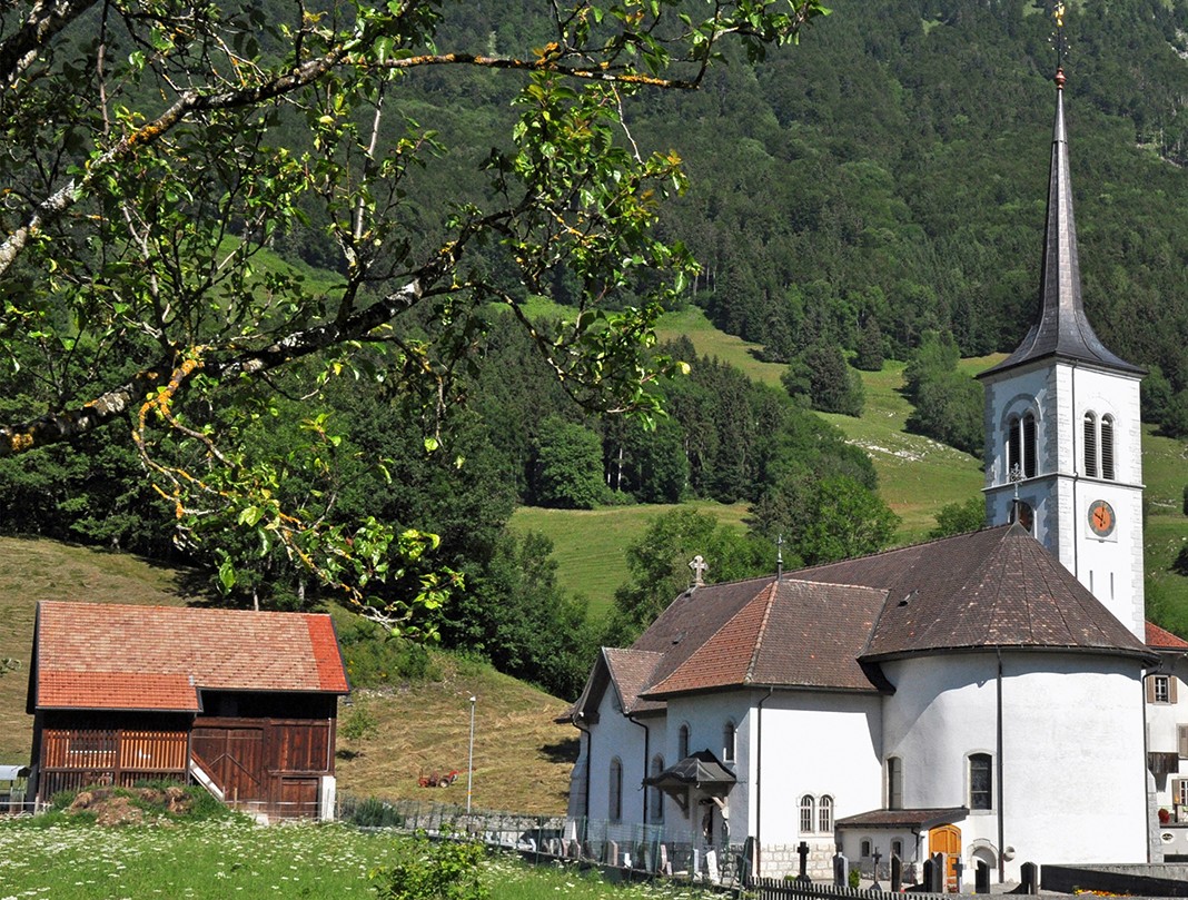 Die Kirche von Neirivue hat den Grossbrand von 1904 überstanden.