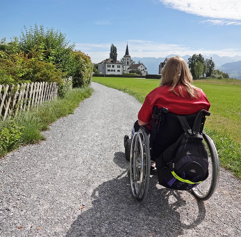 Der Weg – hier kurz vor dem Kloster Mariazell-Wurmsbach – ist auch mit dem Rollstuhl problemlos zu bewältigen.