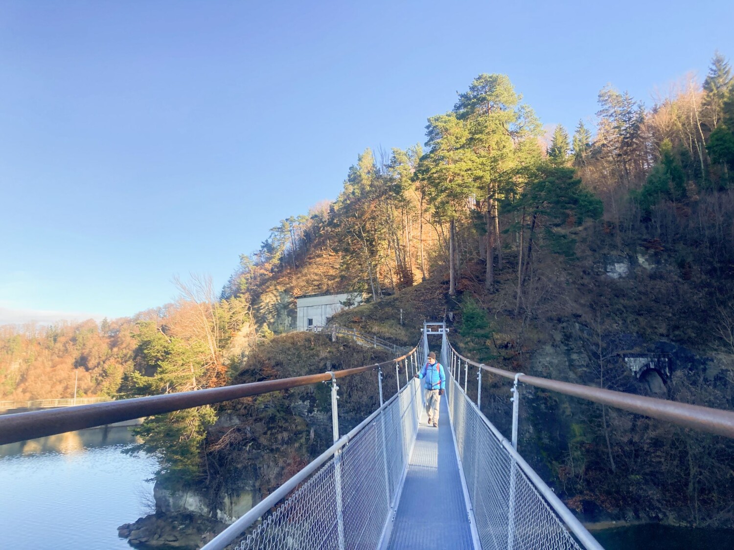 Une fois Rossens derrière soi, on emprunte un pont suspendu pour franchir une baie du lac de la Gruyère.