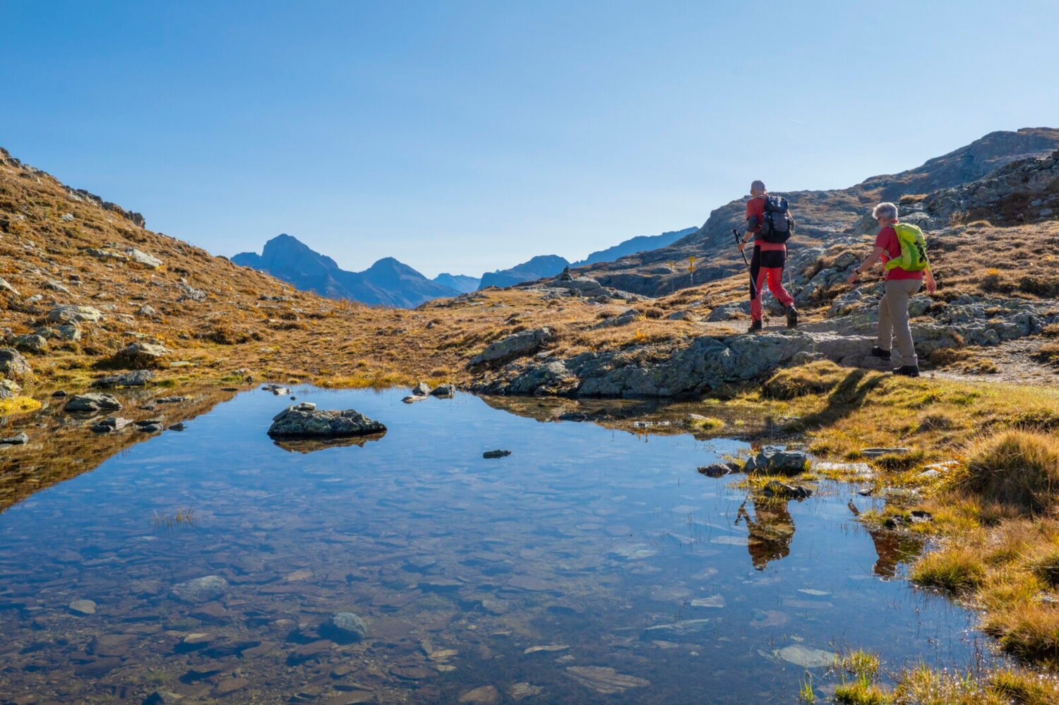 Deux randonneurs au col du Stallerberg, sur le chemin de Bivio