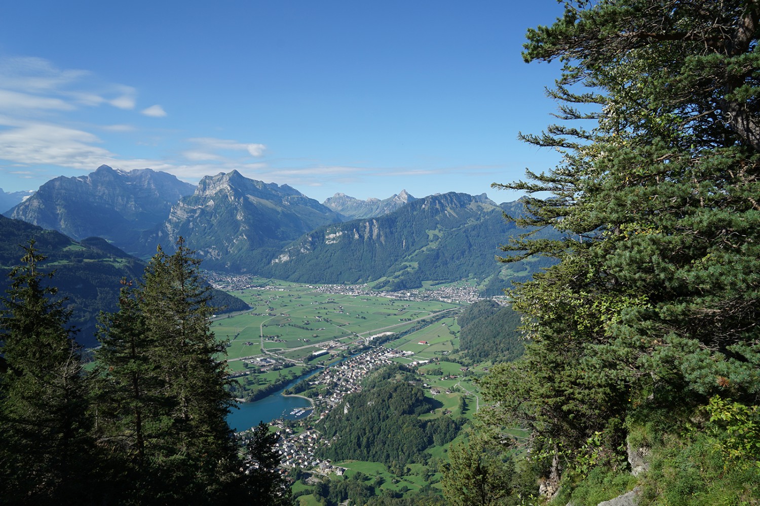 Glärnisch, Rautispitz, Niederurnen und Weesen von Durschlegi aus.