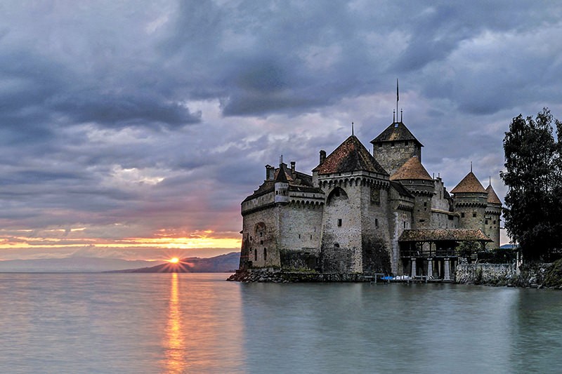 Il castello di Chillon sul lago di Ginevra nella drammatica luce del tramonto. Foto: Associazione «I castelli svizzeri»
