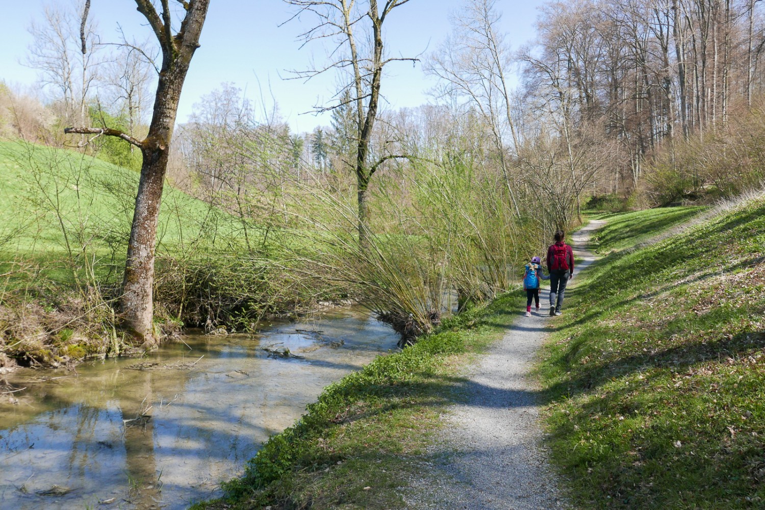 Il primo tratto dell’escursione costeggia il fiume Wyna. Foto: Susanne Frauenfelder