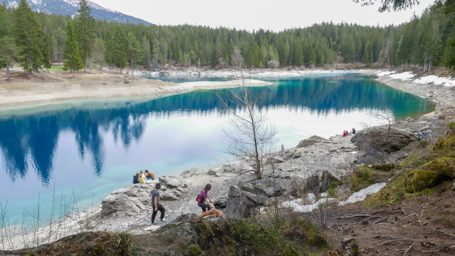 Il lago di Cauma affascina per le sue infinite sfumature di blu e offre angoli ideali per fare una sosta e rifocillarsi.