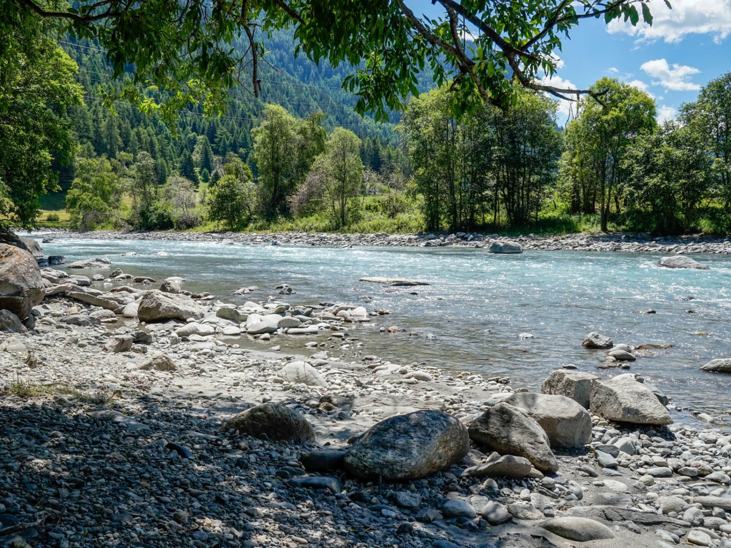 Kiesbänke laden zum Verweilen am Ufer des Inn. Bild: Fredy Joss