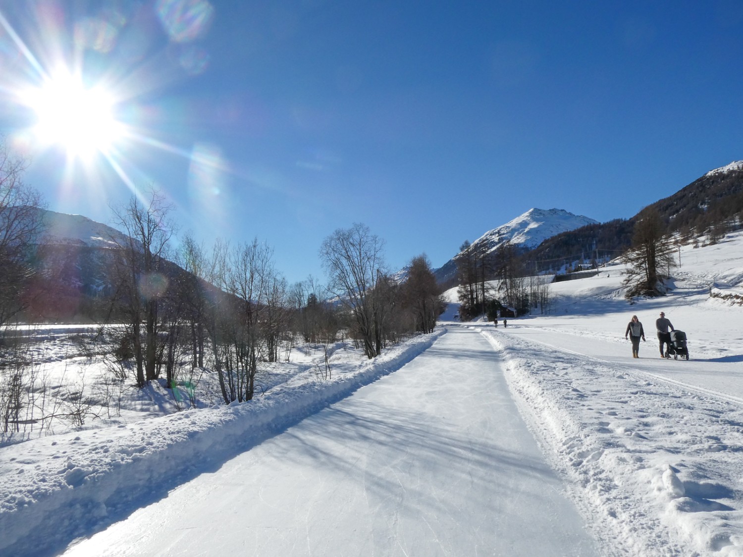 Für Kufenfreaks der Eisweg, für Winterwanderer der planierte Weg. Bilder: Rémy Kappeler 