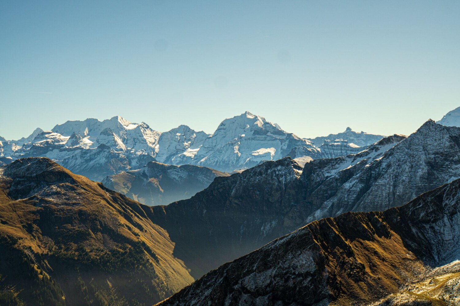Les chutes de neige de la fin de l’été ont légèrement saupoudré les sommets, le Blüemlisalp et le Doldenhorn en arrière-plan.