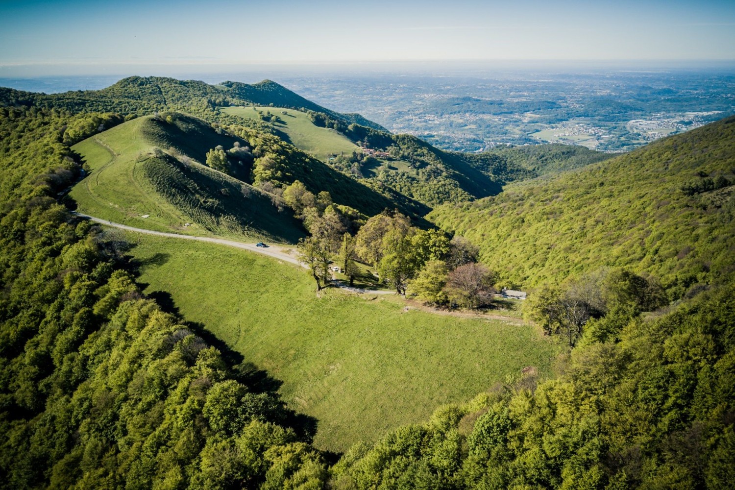 Vista della radura della Cascina d’Armirone nella Valle dell’Alpe.