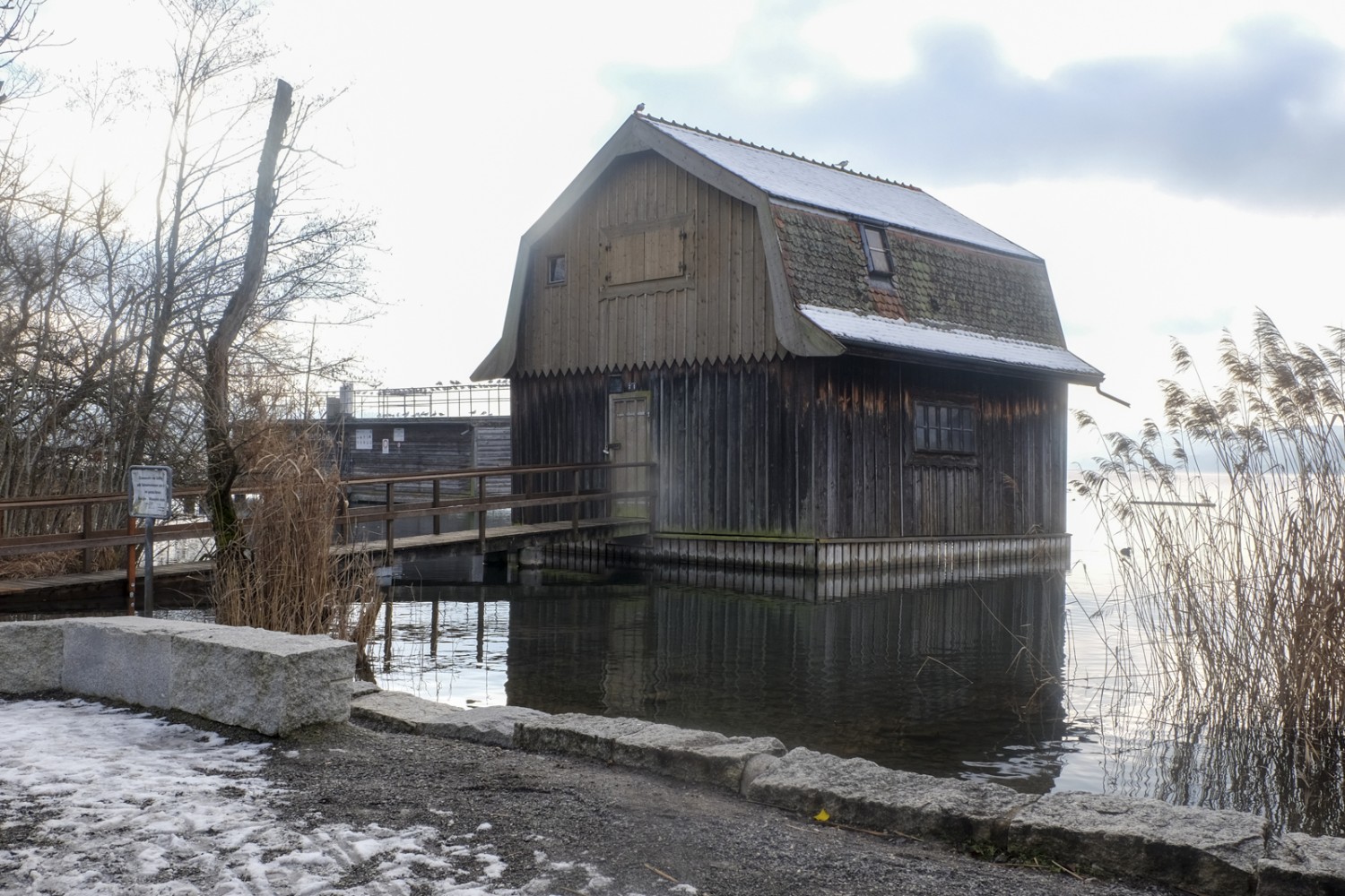 Boots- und Strandhaus bei Bad Seengen. Auch hier herrscht Winterruhe. Bild: Elsbeth Flüeler