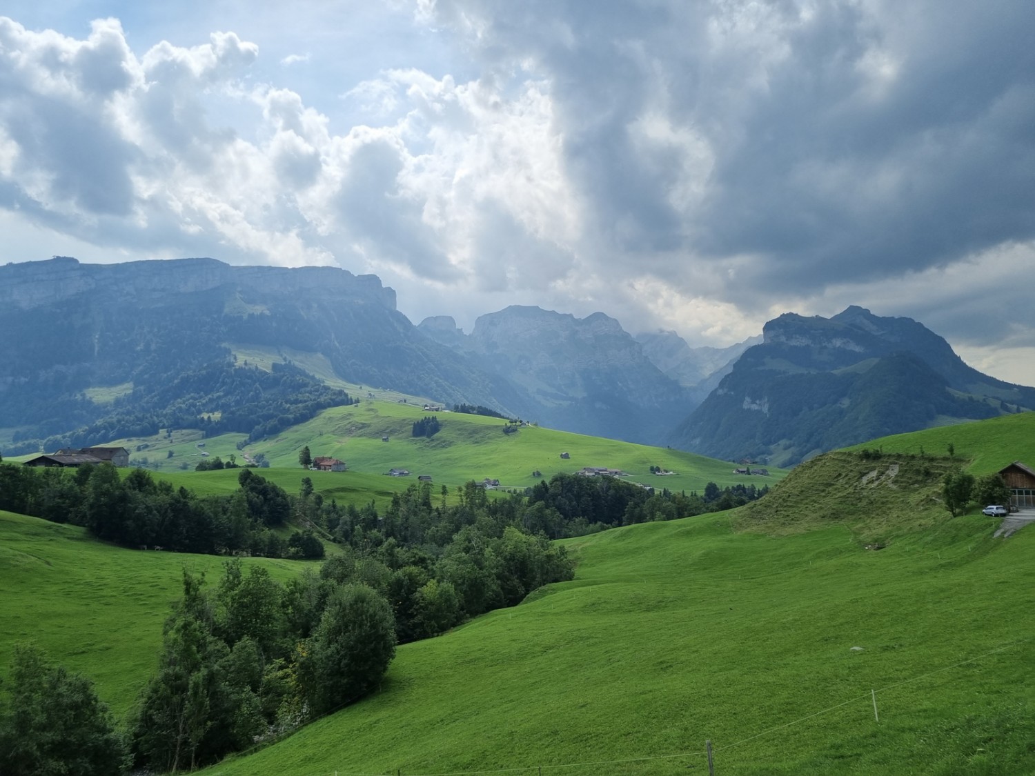 Zum Greifen nah: Während der ganzen Wanderung ist der Alpstein stehts in Sichtweite. Bild: Natalie Stöckli