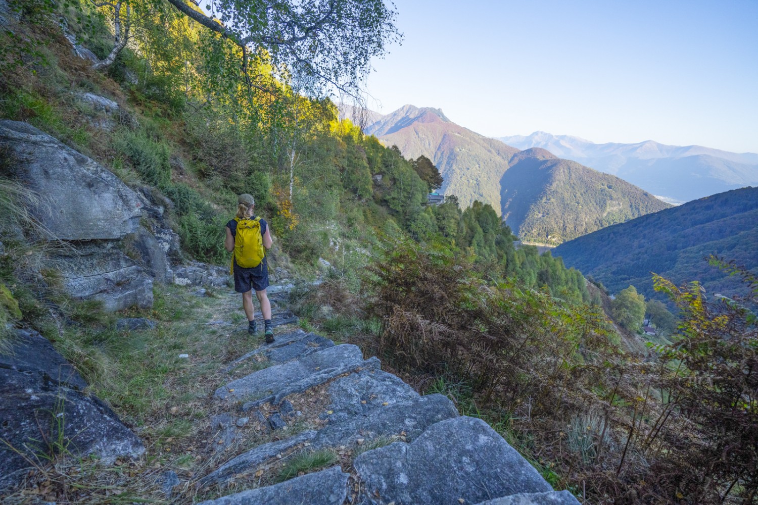 Im Abstieg nach Mergoscia gibt es Passagen mit Steintreppen. Bild: Wanderblondies