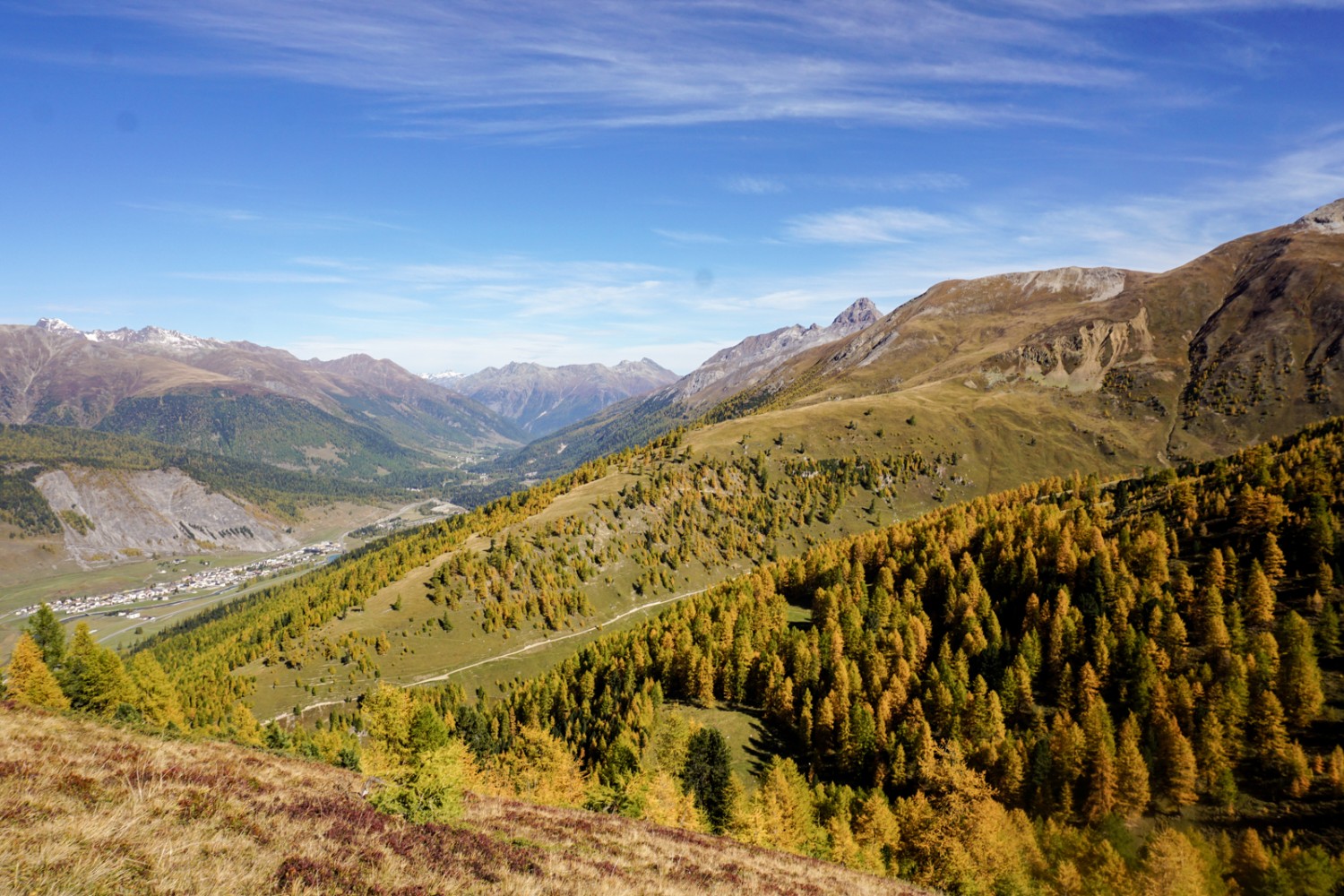 Panorama übers herbstliche Engadin. Bild: Simon Guldimann