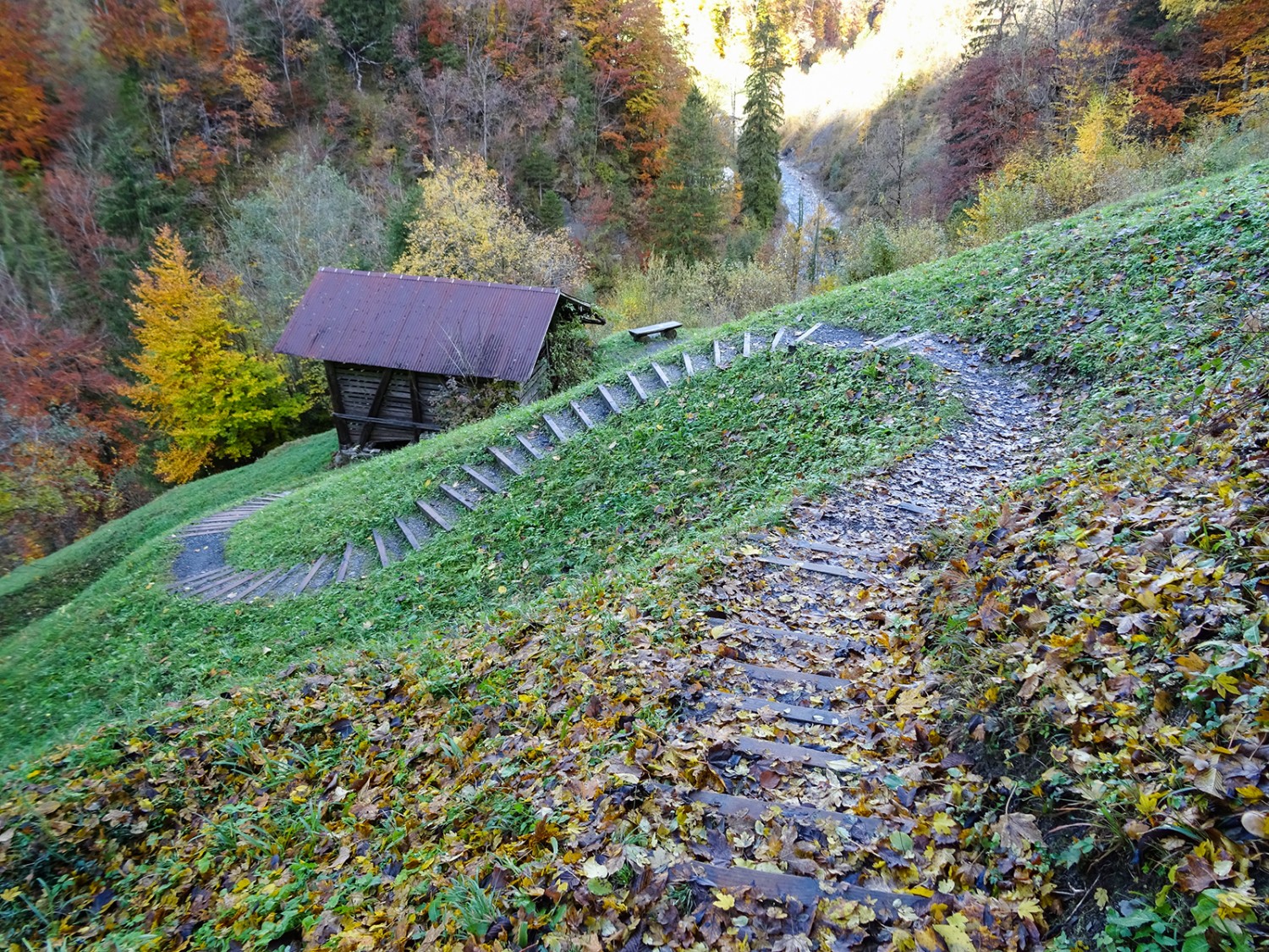 Diese elegant ins Gelände eingefügte Treppe führt von der Müsli-Kapelle hinunter zur Ranftbrücke.