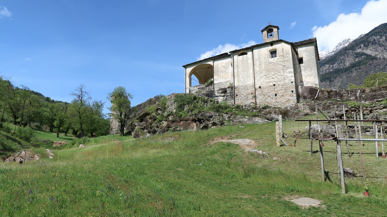 Cappella poco prima del castello di Serravalle. Foto: Loïc von Matt