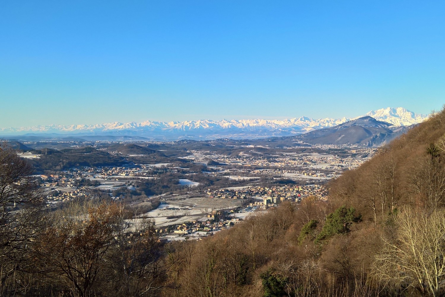 Dans la descente de San Martino à Sagno, la vue s’étend sur le Mendrisiotto et le Piémont.