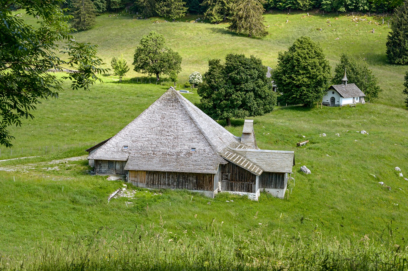 Das Plateau von La Monse mit Alphütte und Kapelle.