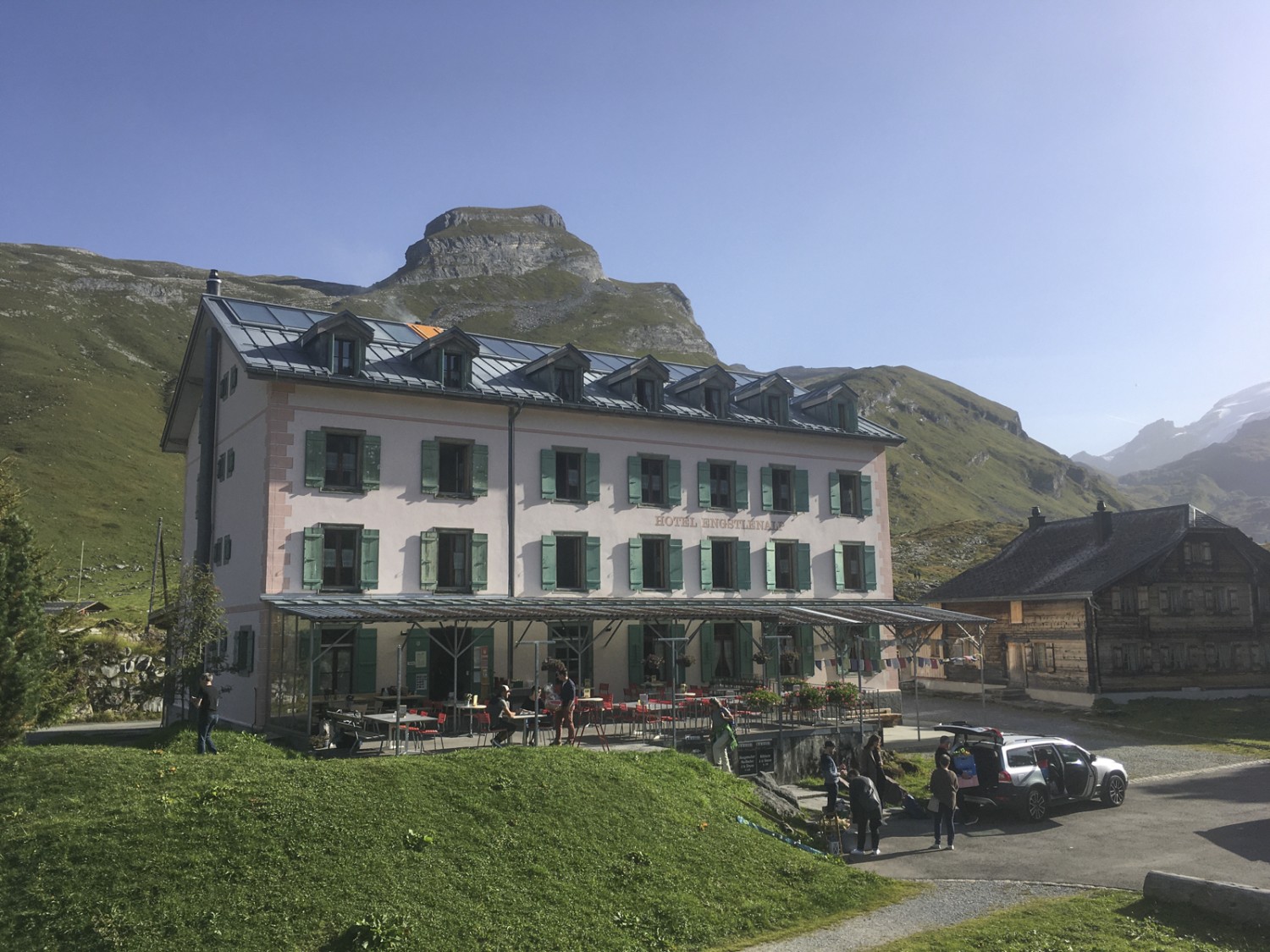Idealer Ort für eine Stärkung vor dem Start: das Berghotel Engstlenalp mit dem Gwärtler im Hintergrund. Bild: Jürg Steiner