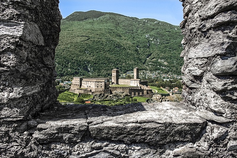 Vista dal castello Sasso Corbaro al castello Castelgrande. Foto: Associazione «I castelli svizzeri»