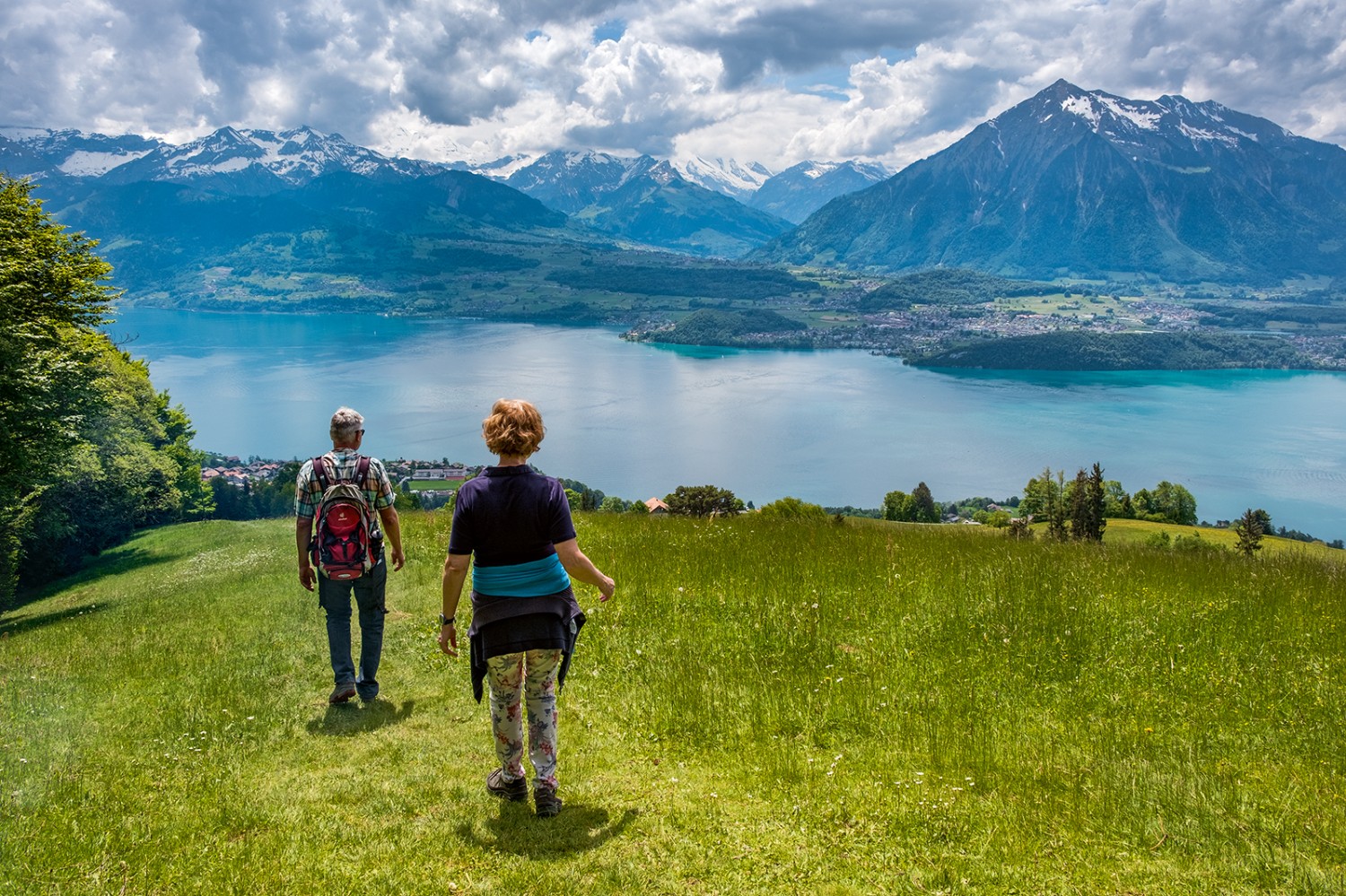Vale la pena voltarsi: da Margel si gode una splendida vista sul lago di Thun, sul Niesen e sulle Alpi bernesi. Foto: Markus Ruff