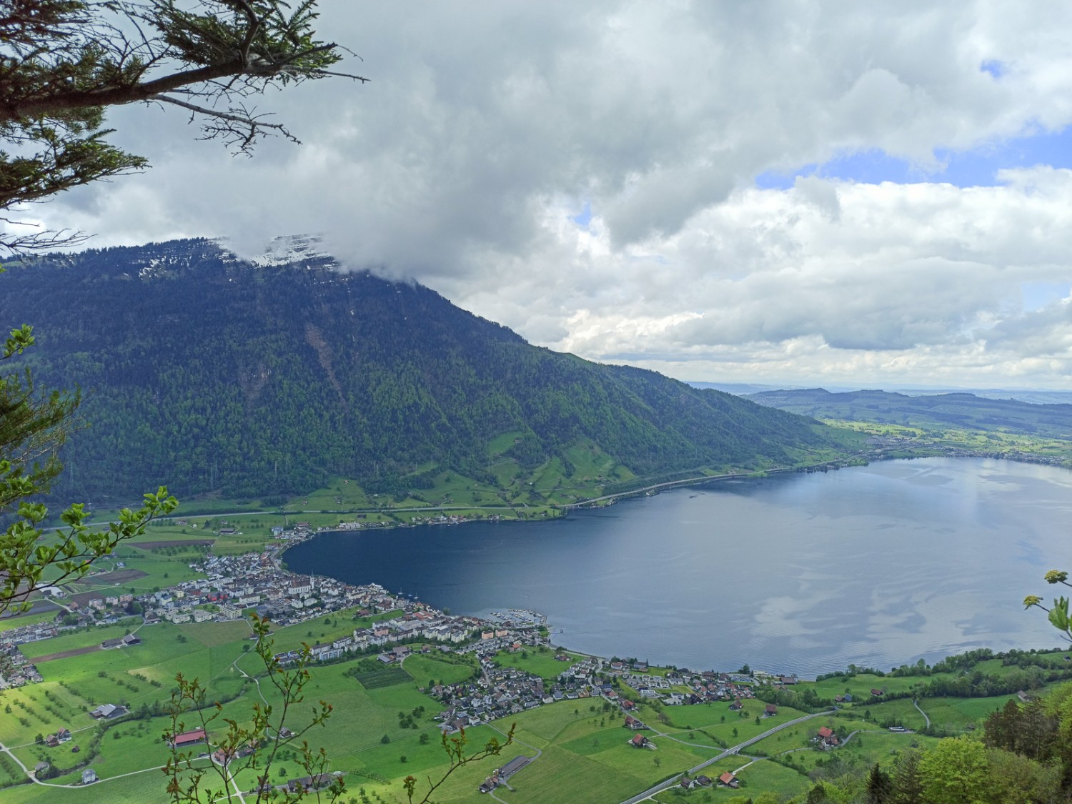 Veduta sul lago di Zugo e sul Rigi durante la salita.