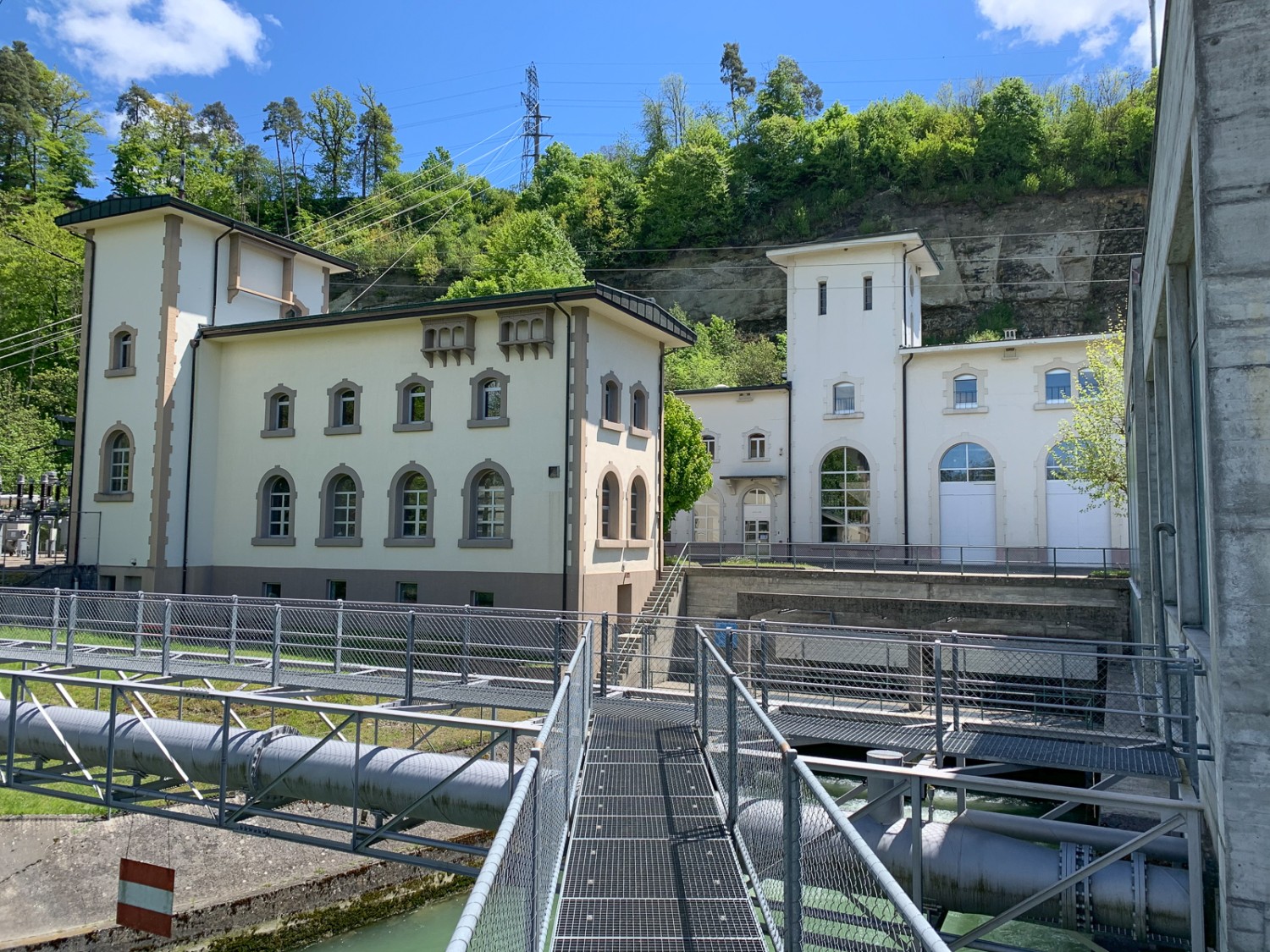 Il sentiero passa a fianco della centrale idroelettrica di Hauterive che, grazie alla sua tranquilla posizione tra il fiume e il bosco, è davvero imponente. Foto: Monika Leuenberger