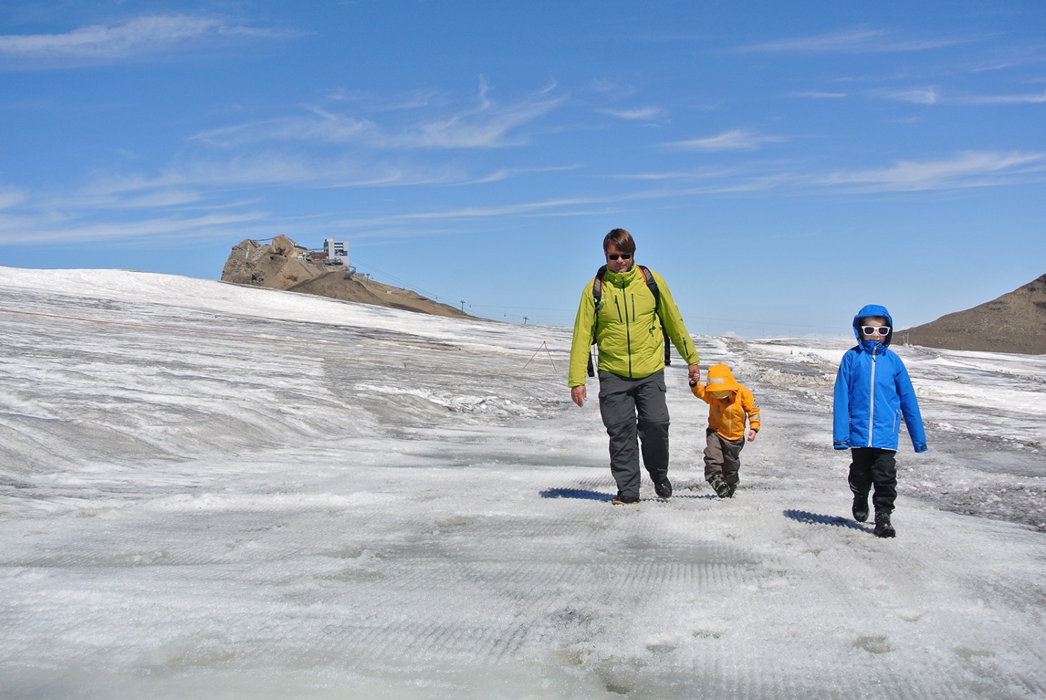 Unterwegs auf Gletscher und Schuttkegel, im Hintergrund die Bergstation Glacier-des-Diablerets: eintauchen in eine eisige Bergwelt im Sommer. Bilder: Rémy Kappeler