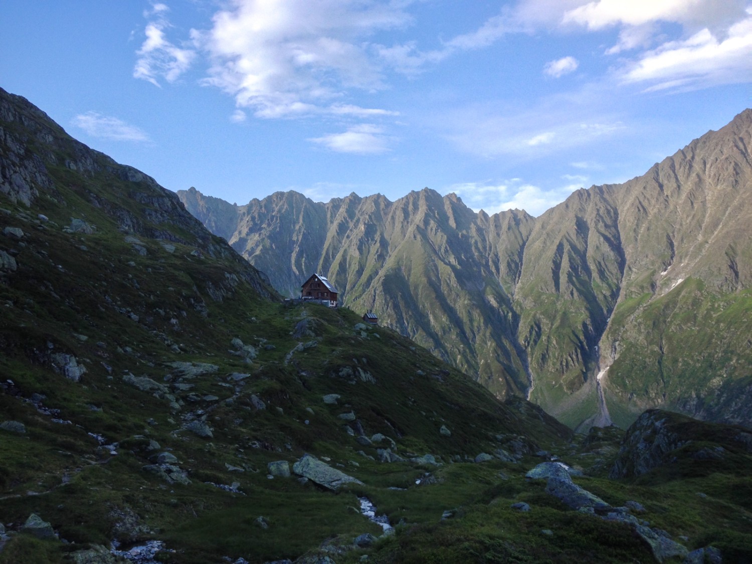 Eine winzige Trutzburg inmitten hoher Gipfel.