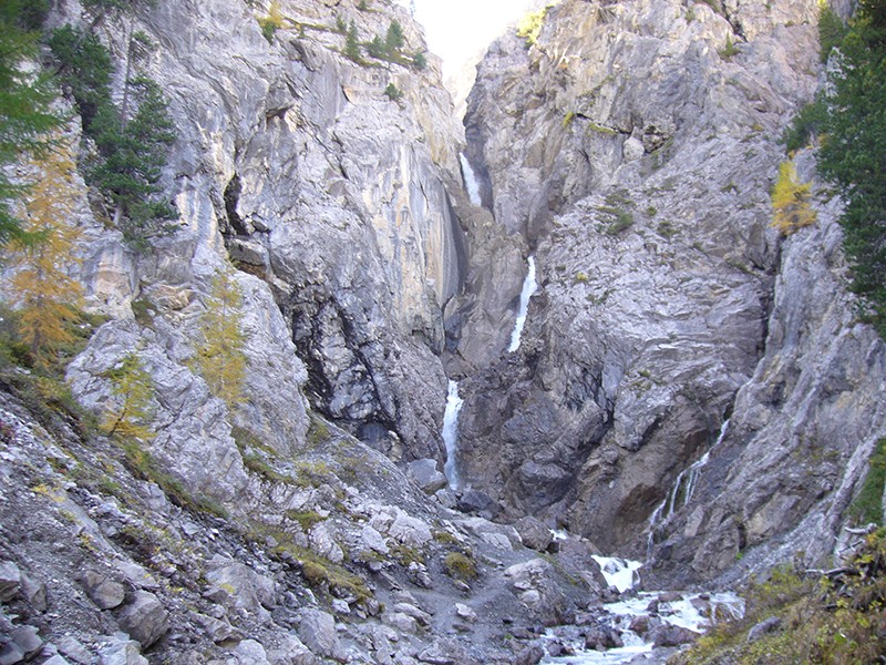 In drei Stufen stürzt der Ducanbach über den Wasserfall im Sertigtal.         Bild: Werner Nef
