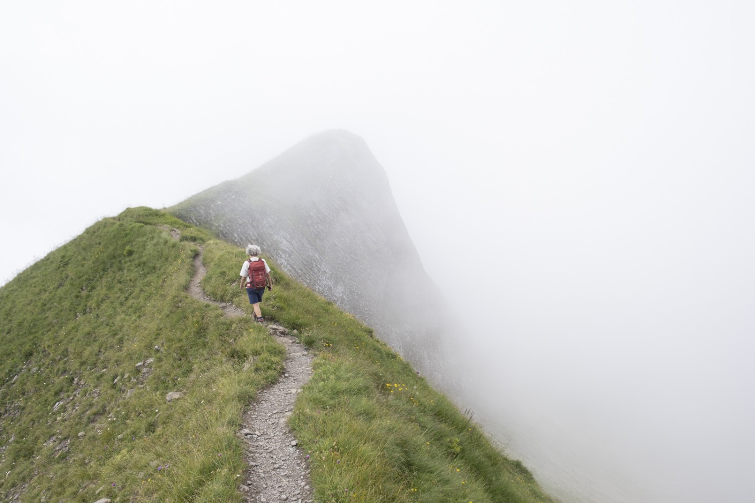 Wandern in luftiger Höhe über den Brisen zur Bergstation Haldigrat. Bild: Markus Ruff