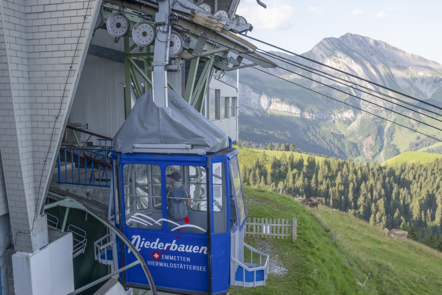 Diese Bahn fährt von Emmetten hinauf auf die Alp Niederbauen. Bild: Markus Ruff
