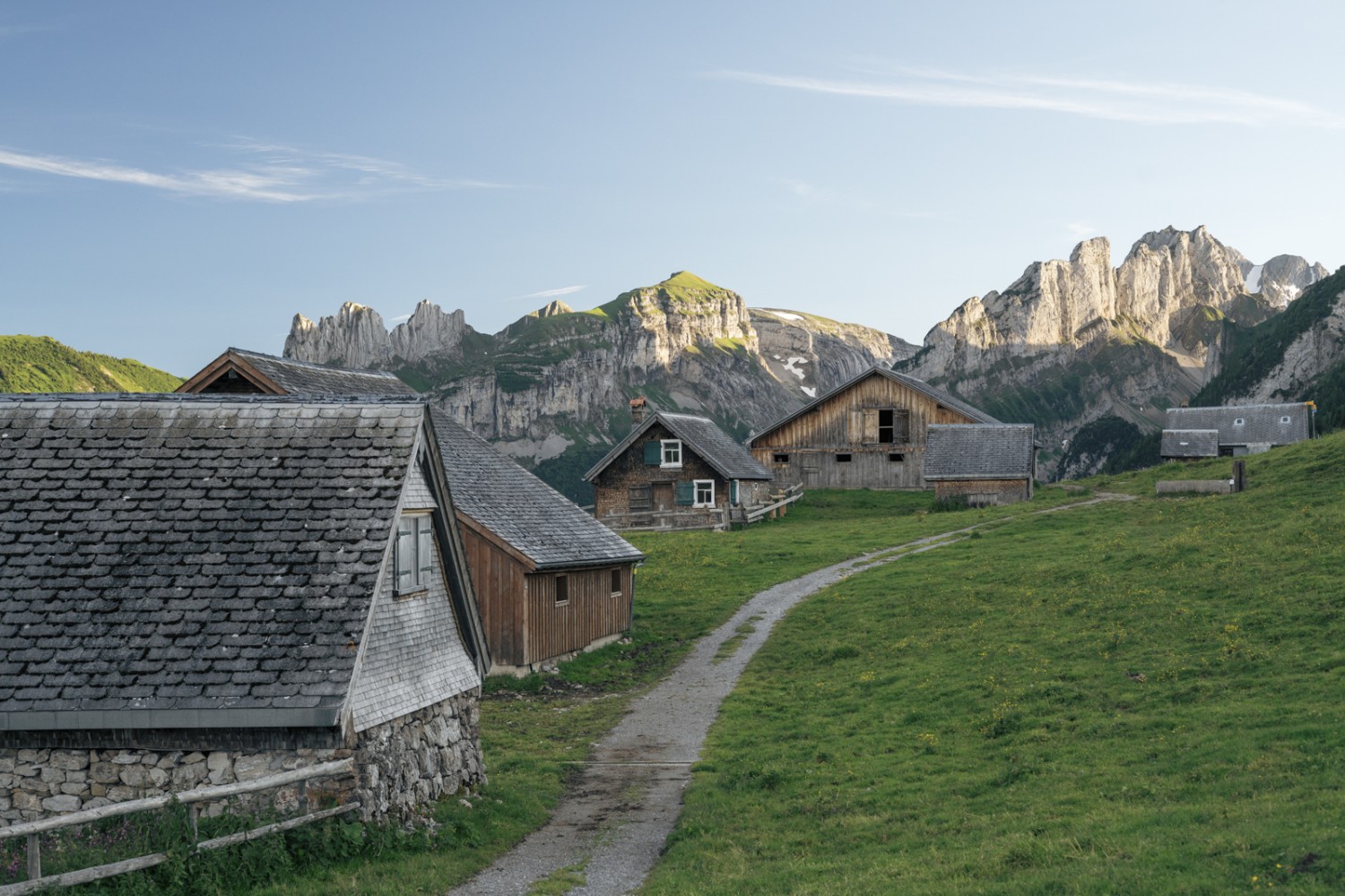 Für jedes der sechs Alprechte gibt es eine eigene Hütte auf der Alp Sigel. Bild: Jon Guler