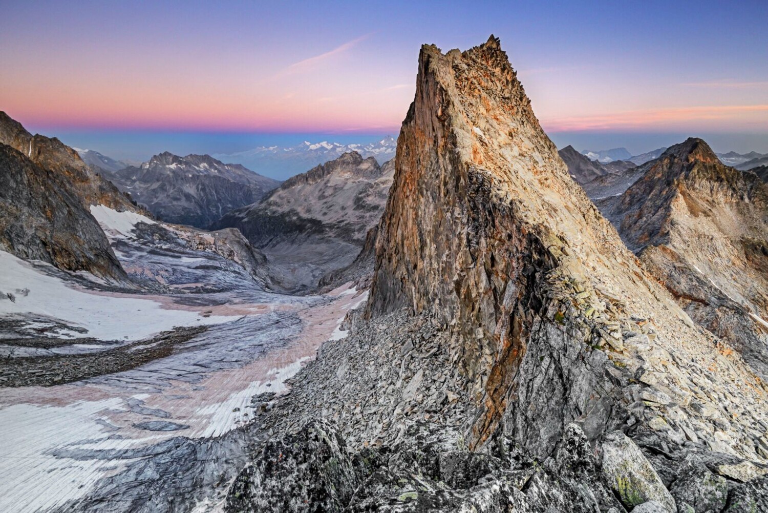 Der Tag bricht an auf dem Witenwasserenstock. Auf dem Gerengletscher liegt Saharasand, während sich am Horizont das Phänomen des Erdschattens deutlich blau abzeichnet.