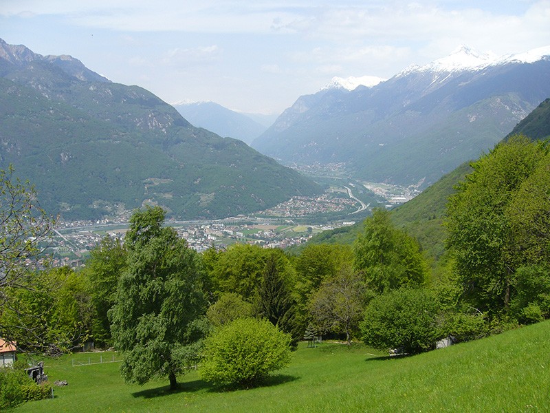 Blick von Monti di Pedevilla, ob Pando, auf die Magadinoebene.