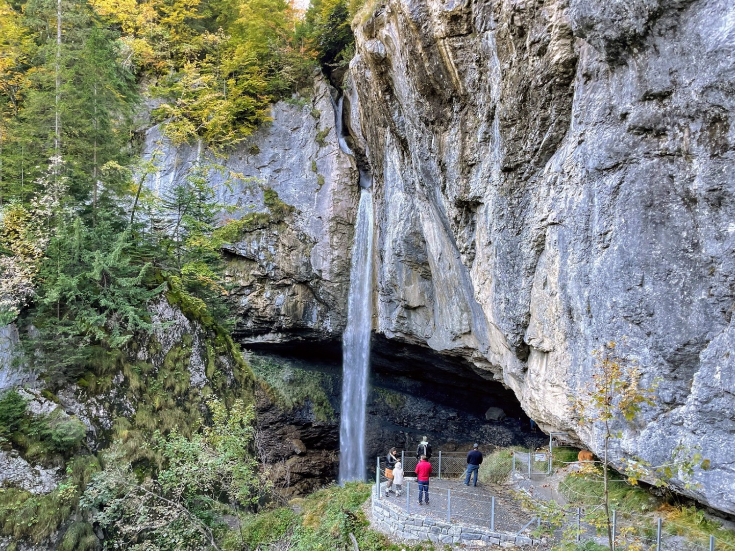 Ein Abstecher zum tosenden Wasserfall Berglistüber – der Zugangsweg wurde mit Geldern aus dem Post-Förderpreis saniert. Bild: Monika Leuenberger