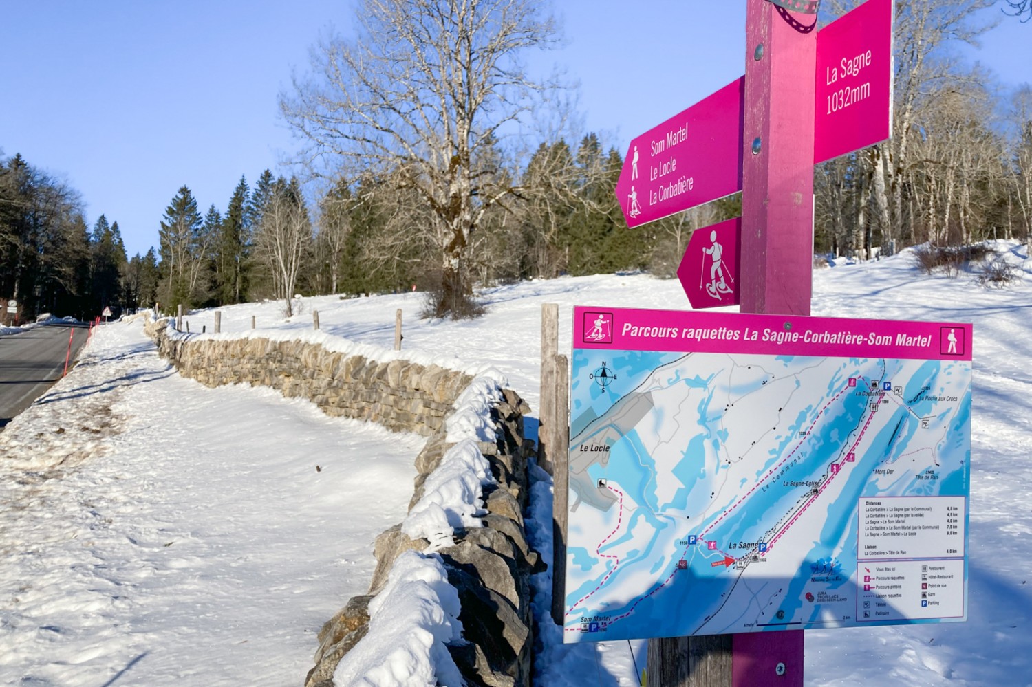 Bei Start, am Dorfrand von La Sagne, können die Schneeschuhe angezogen werden. Bild: Markus Ruff