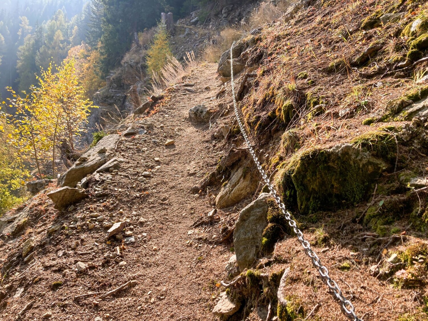 Le chemin ne convient qu’aux adeptes de la randonnée au pied sûr et ne souffrant pas de vertige.