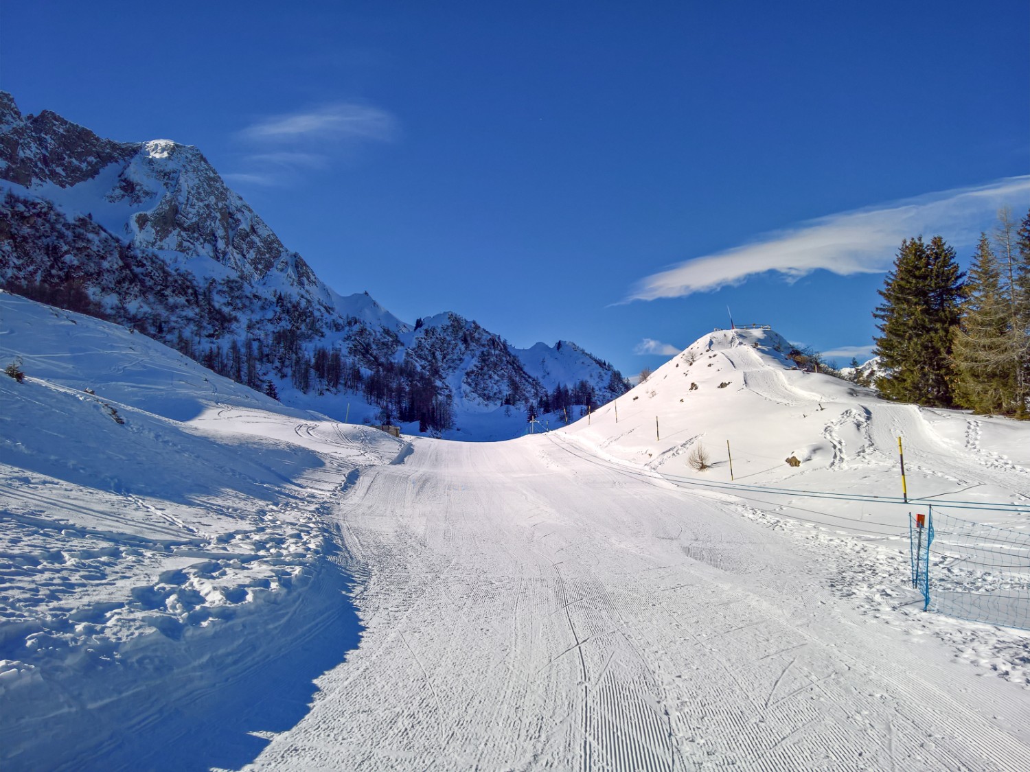 Dopo ogni nevicata, il sentiero escursionistico invernale viene preparato con l’ausilio del gatto delle nevi. Foto: Andreas Staeger