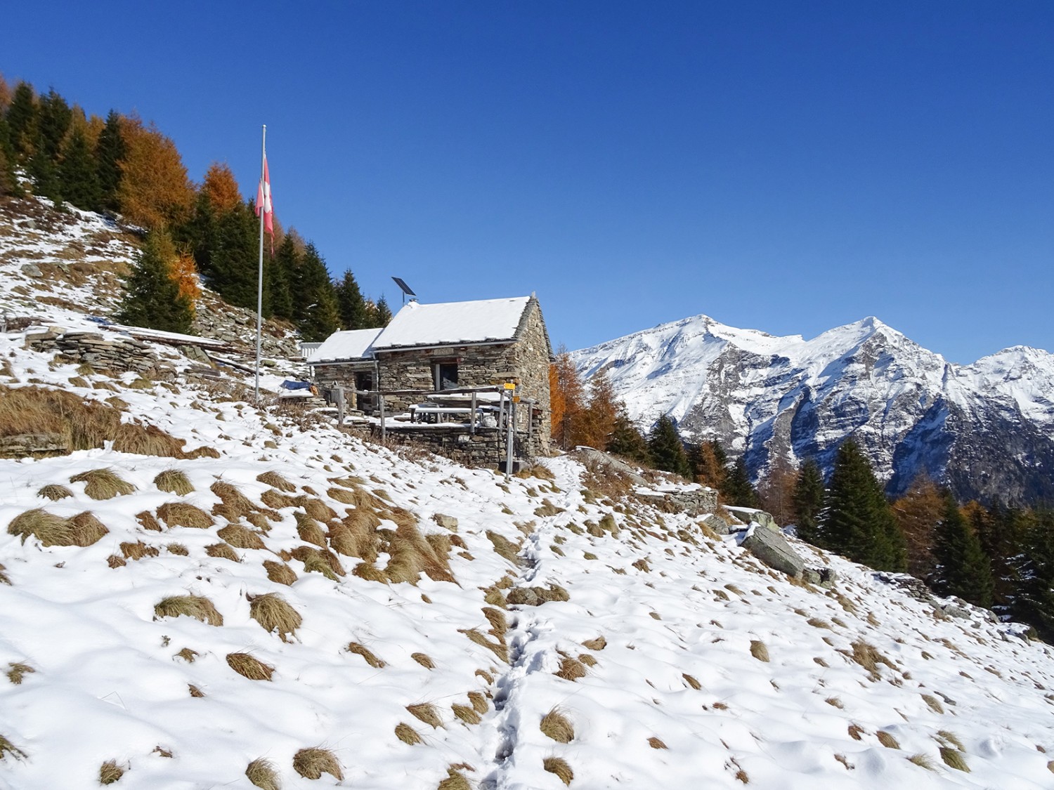 Die Selbstversorgerhütte Capanna Prou auf der Alpe di Prou.