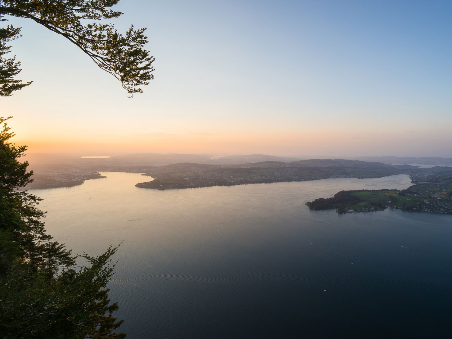 Friedliche Stimmung über dem Vierwaldstättersee. Bild: Verein Weg der Schweiz und Waldstätterweg