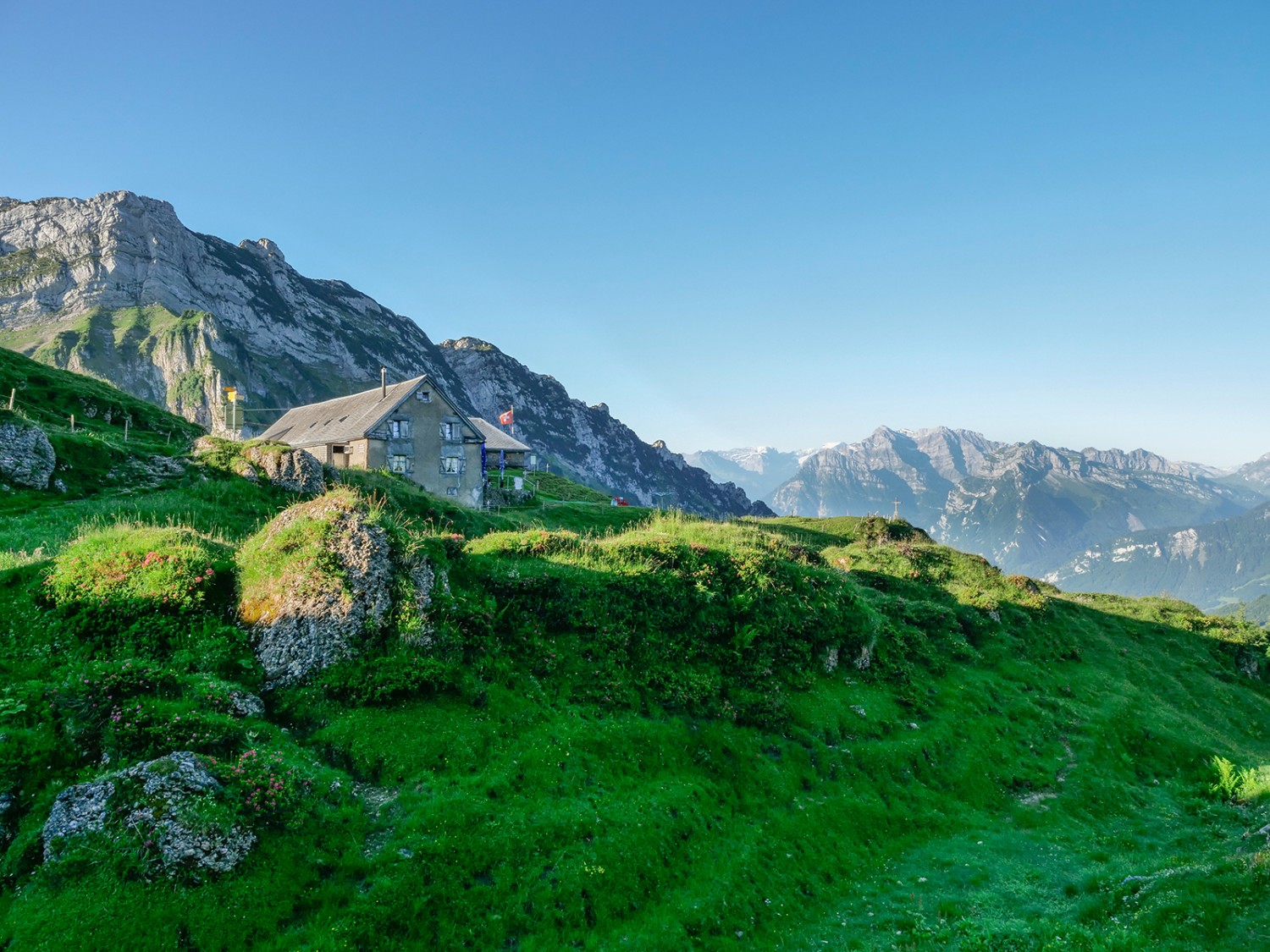 Auf der Terrasse der Alp Oberchäsere kann man rasten und es sich gut gehen lassen. Bilder: Heinz Staffelbach

