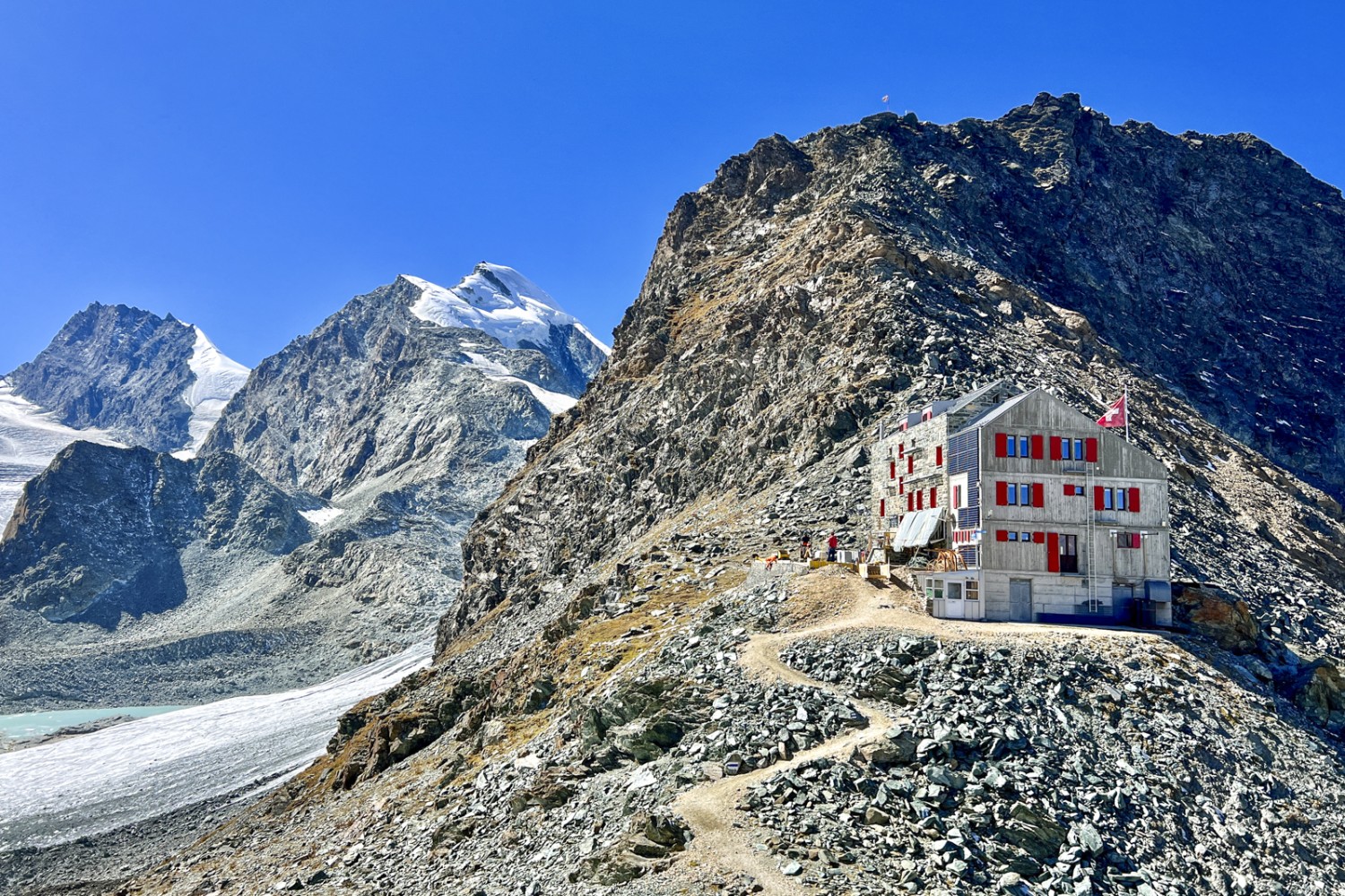 La cabane Britannia, avec le Rimpfischhorn (tout à gauche) et l’Allalinhorn. Photo: Pascal Bourquin