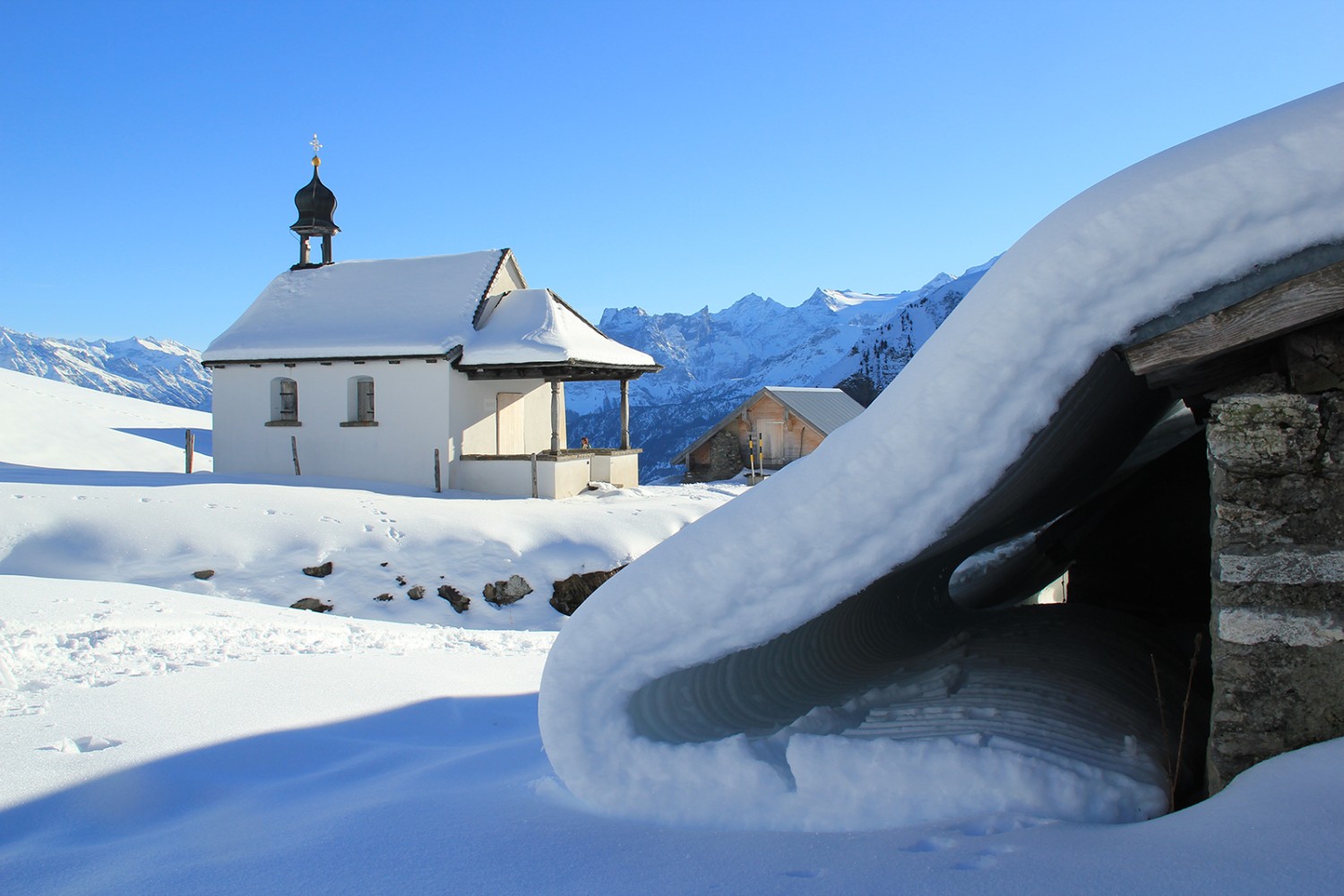 Schwer lastet der Schnee auf den Dächern im Alpweiler Breitenfeld.