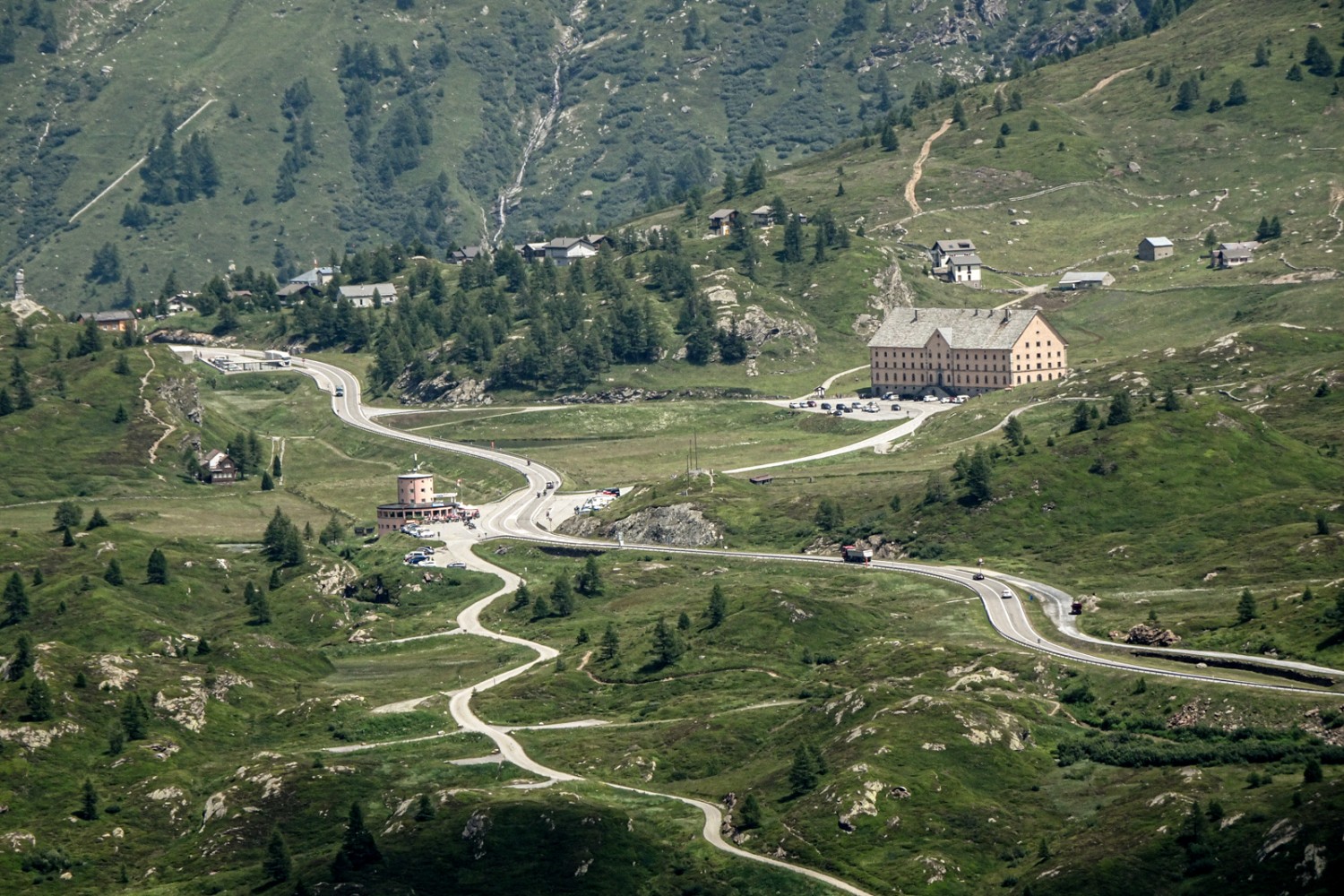 Plötzlich tauchen die Passstrasse und das Simplon-Hospiz auf. Bild: Pascal Bourquin